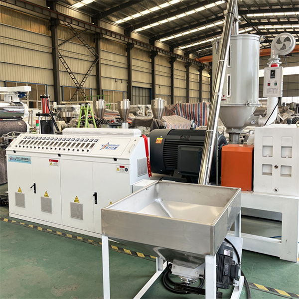 Automatikus PVC csúszásgátló tekercs és érme padlószőnyeg extrudáló sor